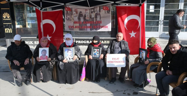 Muş'ta Evlatlarına Kavuşmak İsteyen Ailelerin Eylemi Devam Ediyor