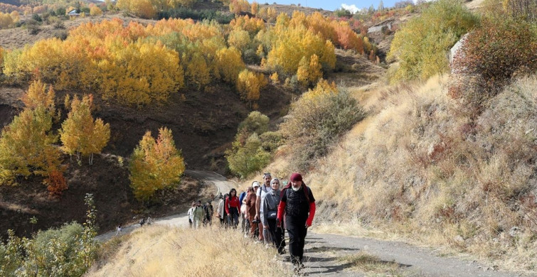 Muş'ta Gençler Sonbahar Yürüyüşü Düzenledi