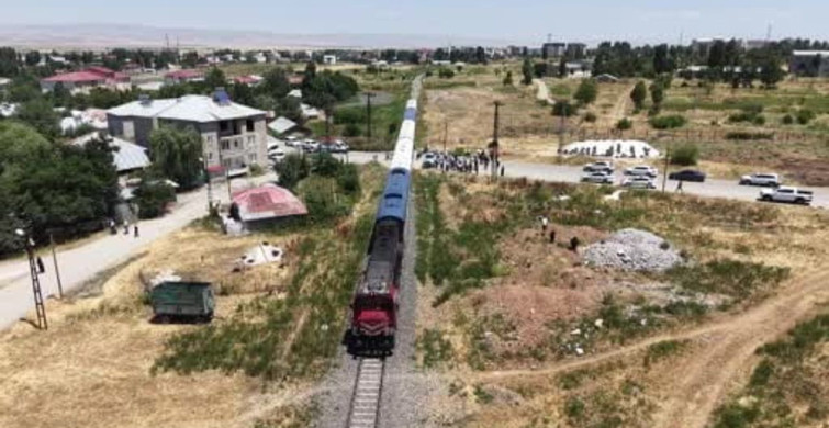 Muş'ta hemzemin geçitte tren otomobile çarptı: 3 yaralı