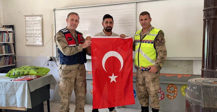 Muş'ta Jandarma'dan Kışlık Kıyafet Desteği Muş'ta Jandarma'dan Kışlık Kıyafet Desteği