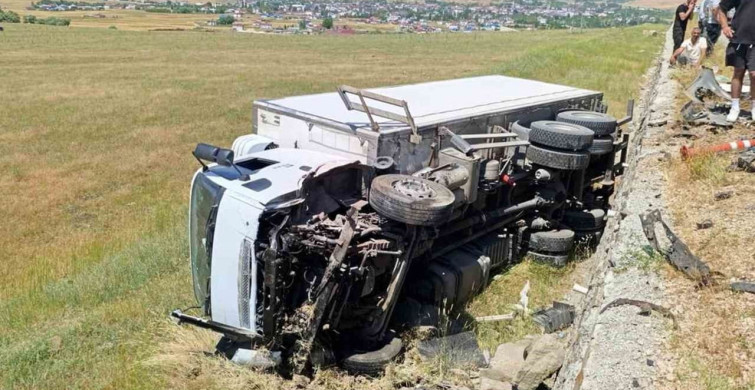 Muş'ta kamyonla otomobil çarpıştı: 2 ölü, 1 yaralı