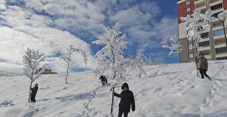 Muş'ta Kar Eğlencesi: Çocuklar Poşetlerle Kaydı