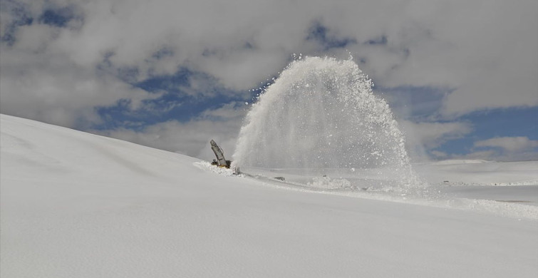 Muş'ta Karla Mücadele: Zorlu Yol Açma Çalışmaları Devam Ediyor