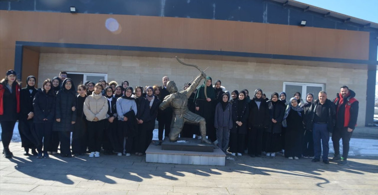 Muş'ta Kız Öğrencilere Okçuluk Eğitimi Veriliyor