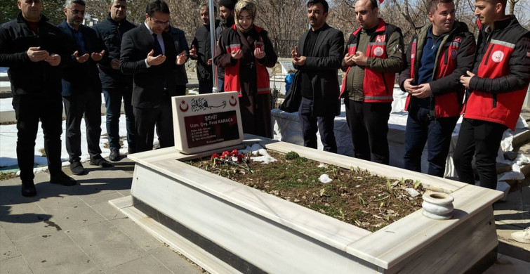 Muş'ta Şehitliklere Özel Bakım ve Temizlik Çalışmaları Yapıldı