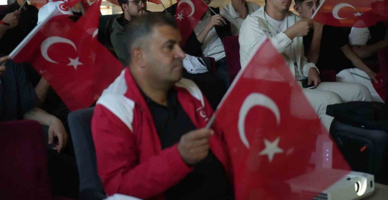 Muş’ta Türkiye-Avustralya maçı dev ekranda izlendi