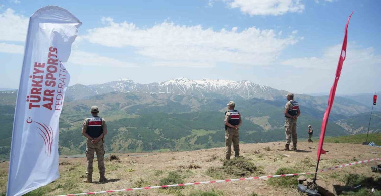 Muş'ta Türkiye yamaç paraşütü mesafe yarışması başladı