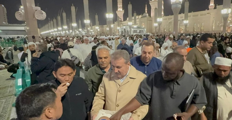 Mustafa Destici Miraç Kandili'nde Mescid-i Nebevi'de Lokum Dağıttı