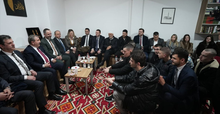 Mustafa Destici Üsküp'te Gençlerle Buluştu