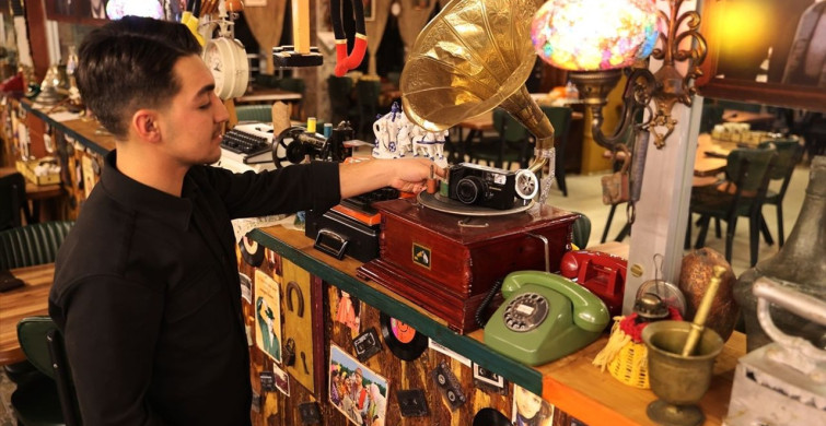 Mustafa Laçin'in Antika Koleksiyonu Restoranında Sergileniyor