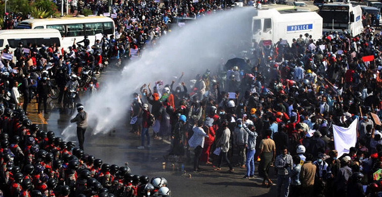 Myanmar'da Protestoculardan Askerlere Saldırı