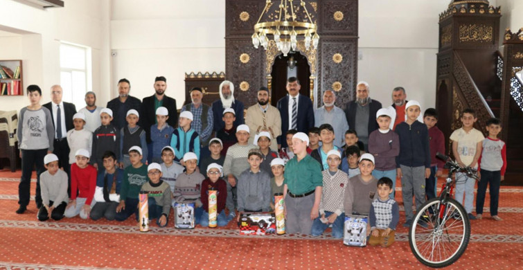 Namaza giden çocuklara ödül! Cumhuriyet ve Sözcü durumdan rahatsız oldu