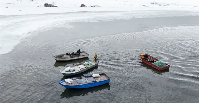 Nazik Gölü'ndeki Buzlar Kısmen Eridi