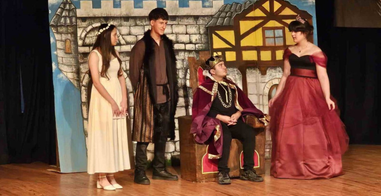 Nazilli Mesleki ve Teknik Anadolu Lisesi Tiyatro Topluluğu 'Hamlet' ile Sahne Aldı