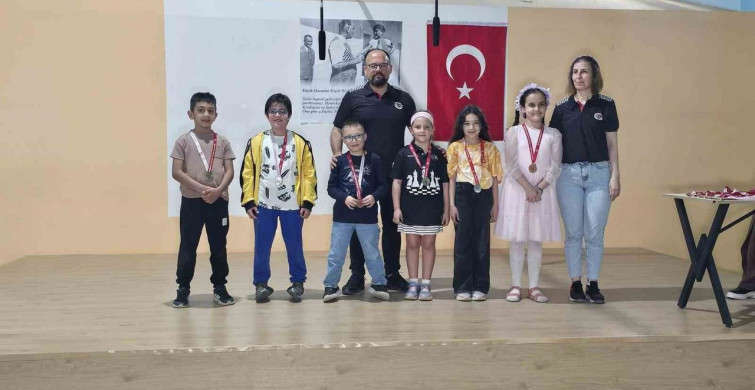 Nazilli'de Gençlik Bayramı İçin Satranç Turnuvası Düzenlendi