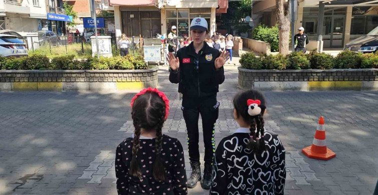 Nazilli'deki Minik Trafikçilerden Sürücülere Kemeri Takmayı Hatırlatan Etkinlik