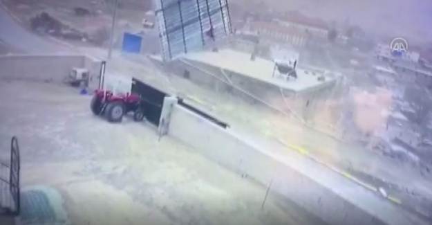 Nevşehir'de Fırtınada Garaj Çatısı Uçtu