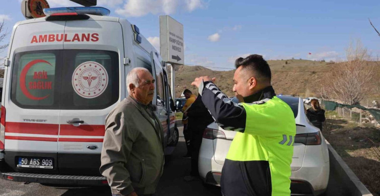 Nevşehir'de Hafif Ticari Araç Motosiklete Çarptı: İki Yaralı