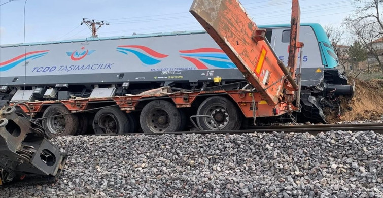 Nevşehir'de Hemzemin Geçitte Kaza: İki Makinist Yaralandı