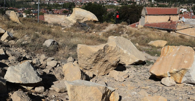 Nevşehir'de Kadıkalesi'nde Kaya Düşmesi Sonrası Çalışmalar Başlatıldı