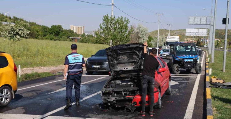 Nevşehir'de Seyir Halindeki Araçta Yangın Çıktı