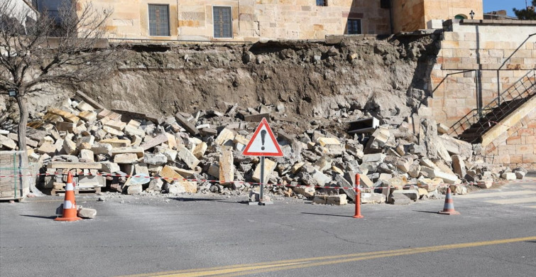 Nevşehir'de Tarihi Camii'nin İstinat Duvarı Yıkıldı
