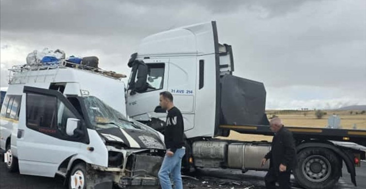 Nevşehir'de Tarım İşçilerini Taşıyan Minibüs ile Tır Çarpıştı