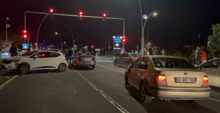Niğde'de 5 aracın karıştığı zincirleme kaza: 2 yaralı