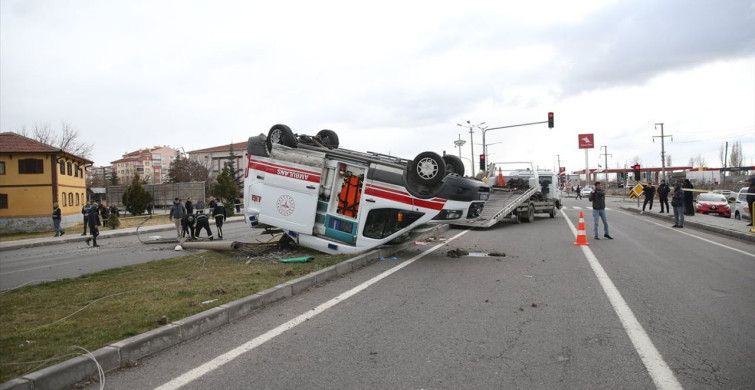 Niğde'de Ambulans ve Hafif Ticari Araç Çarpıştı: 3 Yaralı