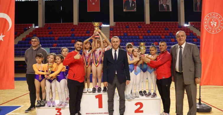 Niğde'de Artistik Cimnastik Müsabakaları Renkli Görüntülere Sahne Oldu