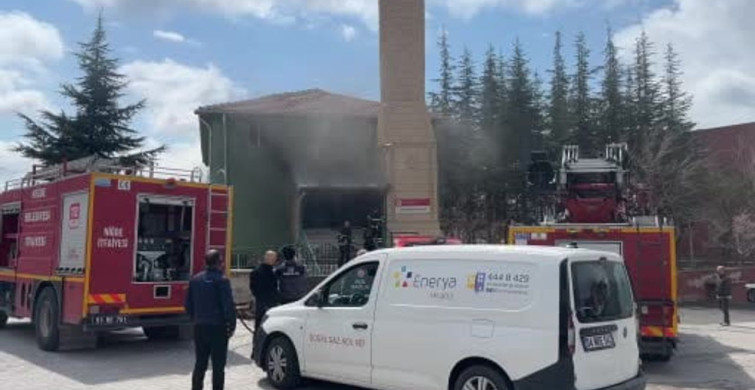 Niğde'de Cami Yangını: Ekipler Olay Yerinde