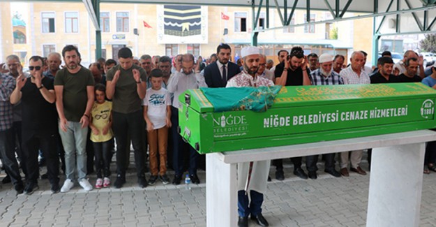 Niğde'de Eşi Tarafından Öldürülen Anne Son Yolculuğuna Uğurlandı