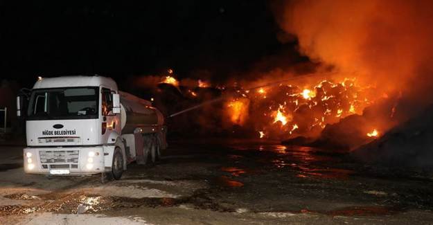 Niğde'de Hayvan Çiftiğinde Korkutan Yangın