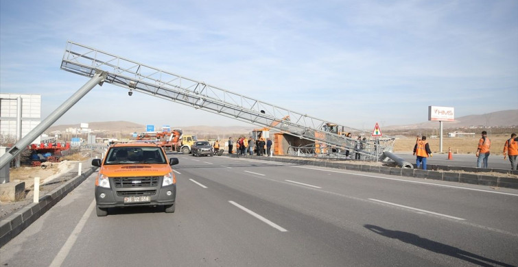 Niğde'de Kamyon PTS Direğine Çarptı