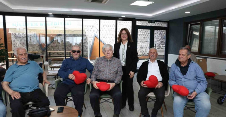 Nilüferli Kadınlar Huzurevi Sakinlerine El Emeği Hediyeler Sunuyor