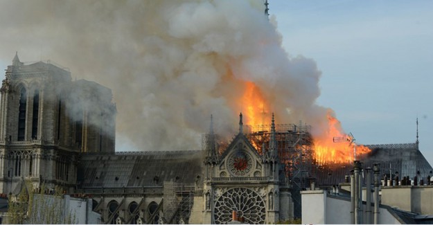 Notre Dame Katedrali'ndeki Tarihi Eserlerin Yüzde 90'ı Kurtartıldı