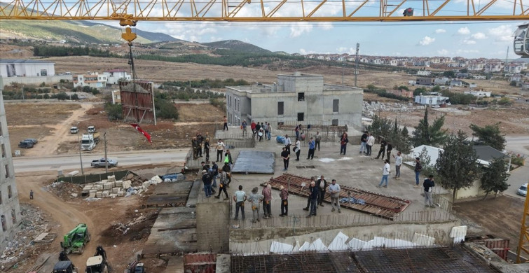 Nurdağı'nda Deprem Konutları için Son Kalıp Yerine Konuldu