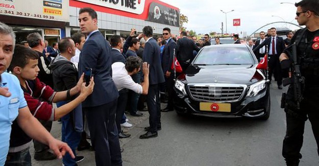 O Pankartın Açıldığını Görünce Hemen Makam Aracını Durdurttu