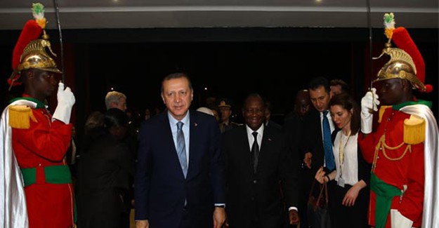 O Ülkeye İner İnmez Bir İlki Gerçekleştirdi