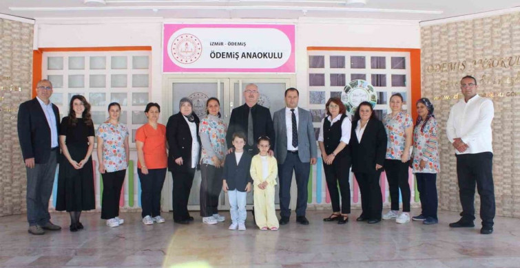 Ödemiş'te Minik Öğrencilere Kitap Kurdu Madalyası Verildi