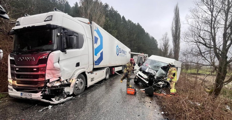 Ödemiş'te Tırla Minibüs Çarpıştı: 2 Yaralı