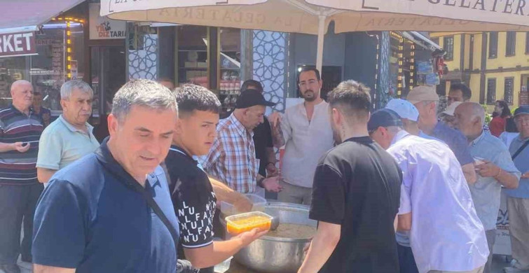 Odunpazarı esnafı aşure ayı vesilesiyle vatandaşlara ikramda bulundu