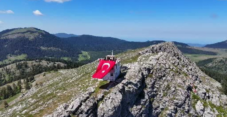 Off-road tutkunları bin 850 rakımda Türk bayrağı dalgalandırdı