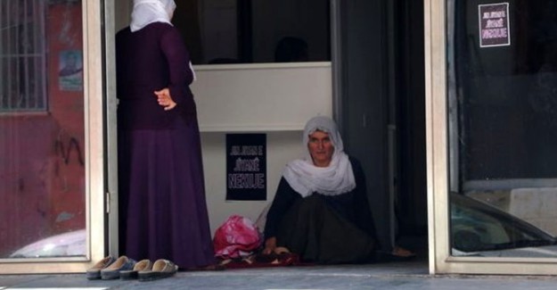 Oğlunun Kaçırıldığı İddiasıyla HDP Binası Önünde Eylem Yapan Hacire Acar'ın Oğlu Bulundu
