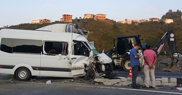 Öğrenci Servisi İle İş Makinesi Çarpışması Sonucu 11 Kişi Yaralandı