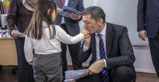 Öğrenciler Karnelerini Bakan Selçuk'tan Aldı