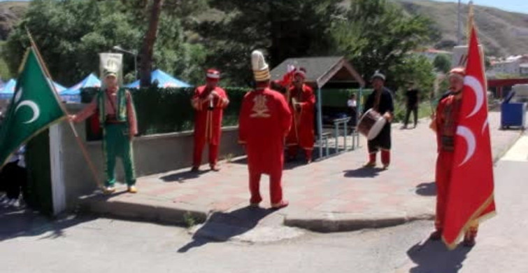 Öğrenciler okula güle oynaya veda etti