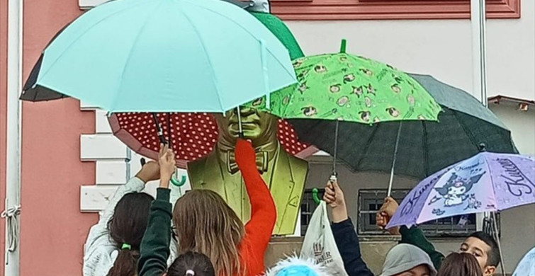 Öğrencilerden Anlamlı Davranış: Atatürk Büstünü Yağmurdan Koruma Çabası