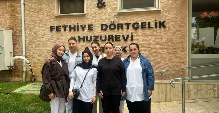 Öğrencilerden Huzurevi Sakinlerine Kurban Bayramı Bakımı