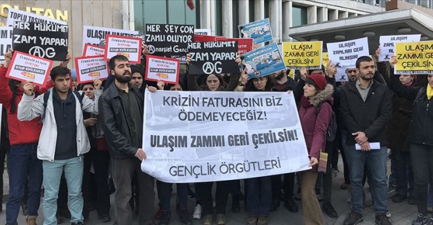 Öğrencilerden İBB Önünde Ulaşım Zammına Protesto
